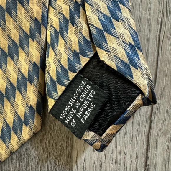 Bill Blass 100% silk tie - Picture 3 of 5